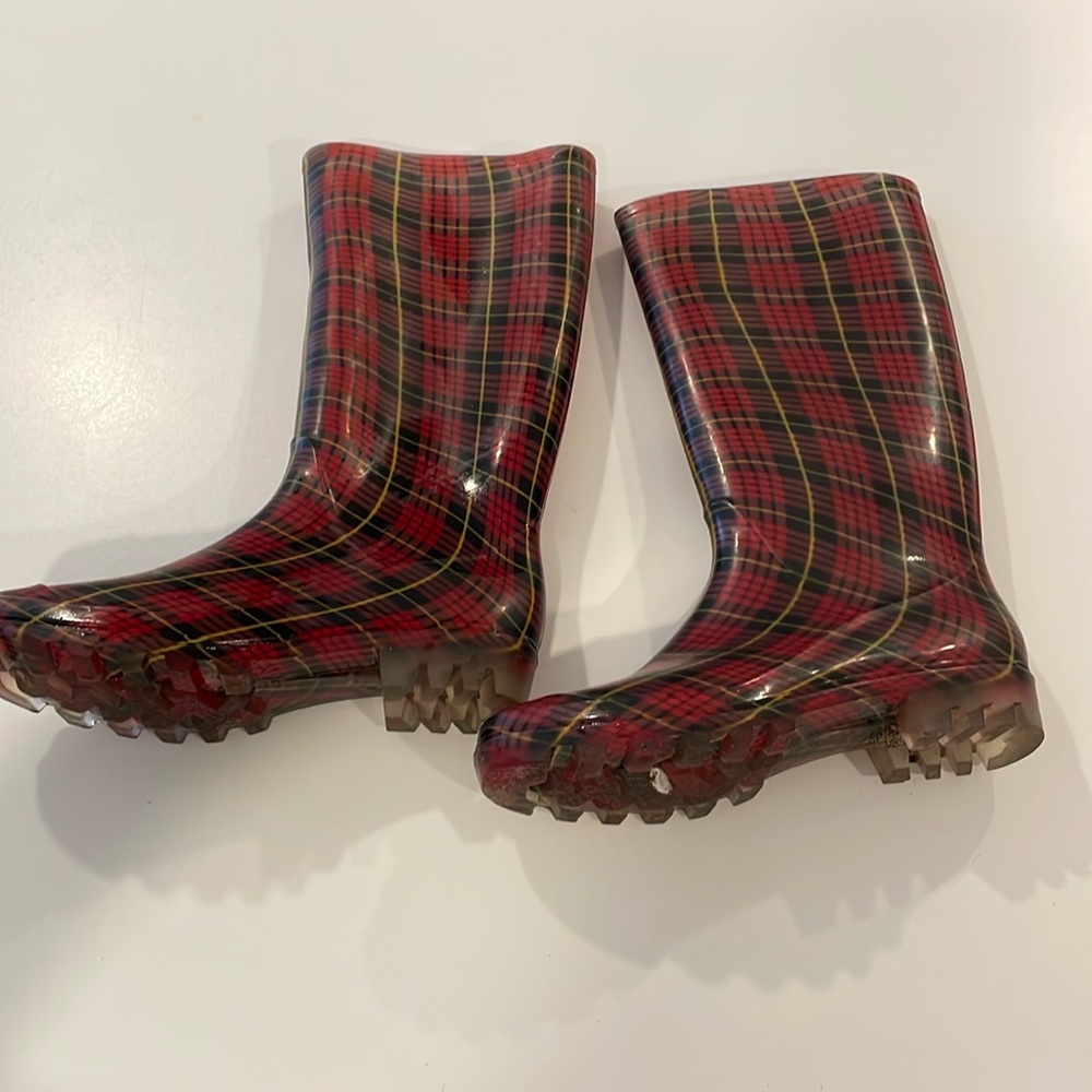Red yellow black checkered print plastic rainboots in size 9